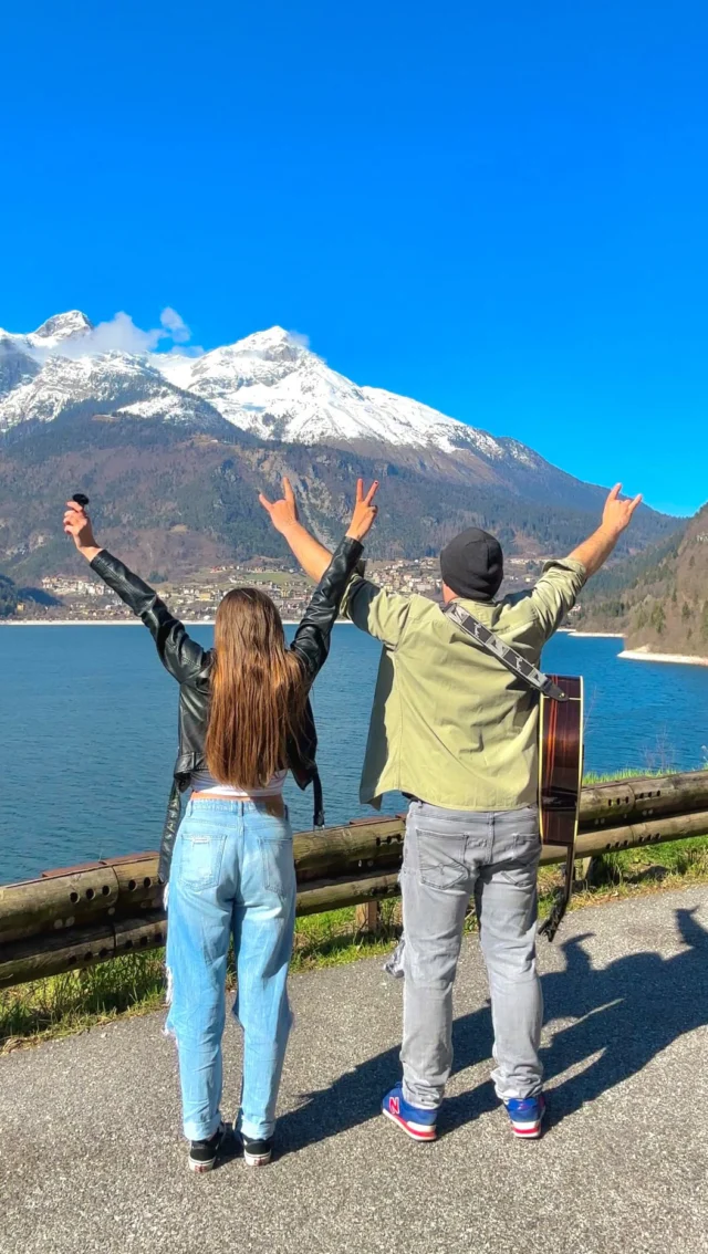 crossing the Alps with „ready to leave“ 🎶🚐🏔️

#barn54 #originalmusic #readytoleave 

#indiemusic #singersongwriters #singer #newmusic #songwriting #acousticmusic #acousticguitar #original #musician